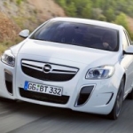 Opel Insignia, un restyling a suon di motori