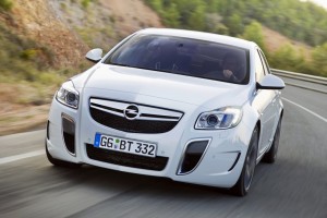 Opel Insignia, un restyling a suon di motori