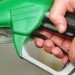 Caro benzina: Scajola bacchetta petrolieri e automobilisti