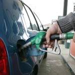 Benzina finalmente al ribasso, ma per le associazioni dei consumatori non è abbastanza